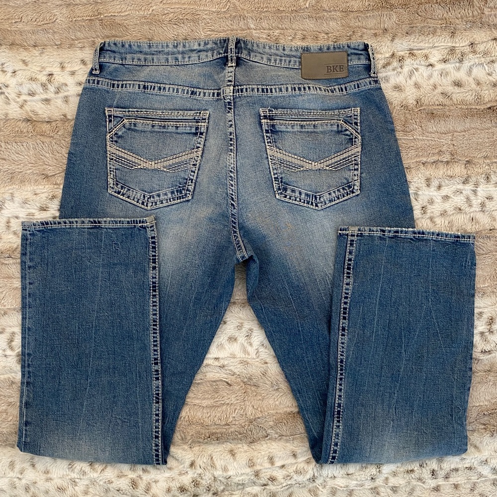 BKE Buckle brand Tyler straight leg Jeans. 38R and in great condition!
